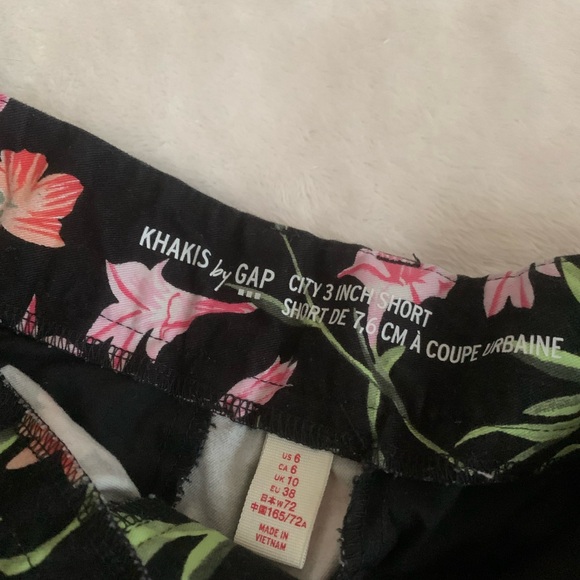 Gap women’s shorts - Picture 3 of 3